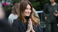 El look más elegante y parisino de Carla Bruni: traje negro, serenidad y mensaje de amor para despedir a Sarkozy