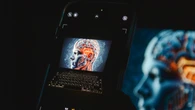 Yuval Noah Harari, historiador, alerta sobre la IA: “No tenemos experiencia en convivir con una especie más inteligente que nosotros”