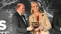 La Infanta Elena apuesta por el rojo de la Selección y firma el look más elegante para seguir el Mundial 2026