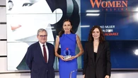 Nieves Álvarez recibe un premio de manos de Ayuso con el vestido azul de 1.577 euros que estiliza y nunca pasa de moda