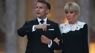 Brigitte Macron demuestra en Versalles que una sola manga de encaje basta para firmar un look inolvidable