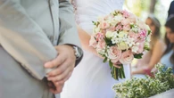 Va a una boda, olvidan que es vegetariana y se va: ahora la gente debate si hizo bien o mal yéndose