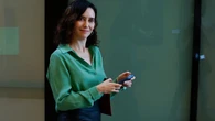 Blusa verde + pantalones de piel: el combo de Isabel Díaz Ayuso que triunfa también en la política