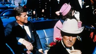 La historia detrás del traje rosa más famoso del siglo XX: el conjunto que cambió la historia para siempre