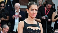 De Hiba Abouk a Amal Clooney o Emma Stone: los vestidos de invitada en una segunda jornada del Festival de Venecia 2025