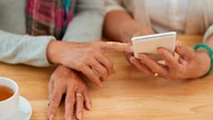 El insólito motivo por el que una mujer de 101 años no puede poner el teléfono a su nombre