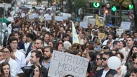La huelga médica se recrudece: las autonomías culpan a Mónica García del colapso sanitario