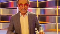 El equipo de 'Saber y ganar' felicita a Jordi Hurtado por su cumpleaños y este bromea con su edad: "Sesenta ¡Todos!"