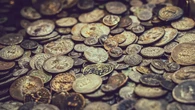 Descubren un tesoro de 3.000 monedas vikingas enterradas en un campo: llevaba siglos oculto bajo tierra
