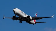 Un pasajero maleducado descubre lo que pasa cuando le dices a una azafata de vuelo que se calle (editado)