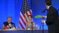 Trump vuelve a la cena de corresponsales tras el atentado con bromas sobre la seguridad