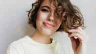 Si notas el pelo más fino estos tratamientos estimulan el crecimiento y aumentan su densidad