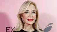 El look de invitada perfecta de Carmen Lomana con vestido de Alejandro de Miguel que convierte el verde manzana en puro lujo