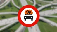 ¿Sabes qué significa esta señal? Todo sobre la poco común R-109, la señal del "coche en llamas" que puede costarte 600 euros de multa y la retirada de seis puntos del permiso de conducir