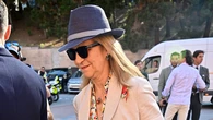 La Infanta Elena tiene el uniforme más elegante para una tarde en Las Ventas: blazer beige, jeans rectos y los zapatos eternos de Chanel