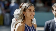 La Reina Letizia estrena temporada de alpargatas en la Feria del Libro con su vestido más favorecedor de Adolfo Domínguez