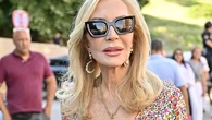 Carmen Lomana tiene claro cuál es el único zapato que necesitamos este verano: unas sandalias plateadas de tacón sensato que combinan con todo