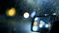 El truco casero para eliminar las gotas de lluvia del coche: solo requiere unos pocos minutos