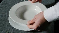 Arrasa en redes la lista de "multas" de una empresa de catering en Madrid: 10 euros menos de sueldo por usar el móvil durante el trabajo