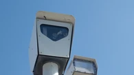 Así son los nuevos radares "invisibles" de la DGT que se esconden detrás de las señales de tráfico