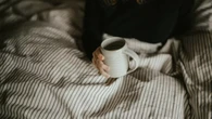 Cinco trucos para sentirse menos cansado en los días largos, según una doctora