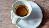 Los sobres de azúcar de plástico desaparecerán de la hostelería española: la UE obliga a retirarlos de bares y restaurantes