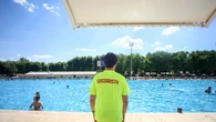 La Ley de Propiedad Horizontal lo confirma: la comunidad está en su derecho de prohibirte traer invitados a la piscina