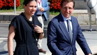 Isabel Díaz Ayuso y Teresa Urquijo apuestan por el negro más sobrio (y elegante) para acompañar al Papa León XIV en la Almudena