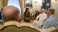 El Papa Prevost y las víctimas: un abrazo en un camino abierto