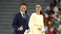 Patricia Pardo homenajea al Papa León XIV con un diseño exclusivo de Alejandro de Miguel inspirado en los colores del Vaticano