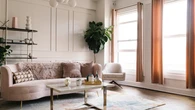 Cinco objetos que son comunes en el salón pero deberías quitar de tu sala de estar, según los expertos en decoración