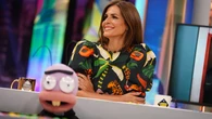Nuria Roca encuentra el top estampado de firma española que transforma unos pantalones negros básicos en el look más alegre del verano