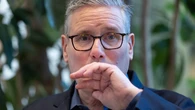 Keir Starmer tira la toalla y dimite como primer ministro tras perder el control de su partido