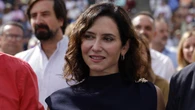 Ayuso derrocha estilo en el comienzo del curso político con el look de oficina ideal para mujeres +40