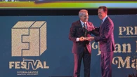 Matías Prats irrumpe en el FesTVal para entregar por sorpresa el Mainat a Vicente Vallés