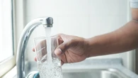 Por qué no deberías beber agua con hielo constantemente, según un experto: "El cuerpo necesita más tiempo para absorberla"