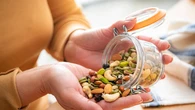 El truco poco conocido para hacer los frutos secos más digestivos según una nutricionista