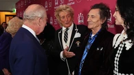 Rod Stewart desata la polémica al llamar "sabandija" a Donald Trump ante Carlos III en un acto benéfico en Londres