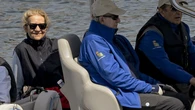 La infanta Elena reaparece con el rey Juan Carlos I en Sanxenxo: estilo náutico y look deportivo para una jornada de regatas