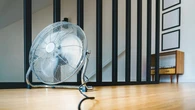 Cómo conseguir que un ventilador enfríe la habitación como un aire acondicionado: así puedes refrescar tu casa