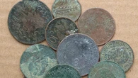 Hallazgo extraordinario bajo el suelo de un antiguo edificio comercial: una lápida de 1711 y una vasija llena de monedas