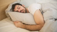 El alimento que un experto en longevidad recomienda tomar una hora antes de dormir y que casi nadie asocia con el descanso