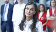 El look más sobrio de la Reina Letizia para una mañana marcada por la tragedia en Venezuela: camisa blanca, pantalón de traje y alpargatas de cuña