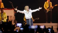 La leyenda de la música británica Rod Stewart brilla a sus 81 años en Valencia