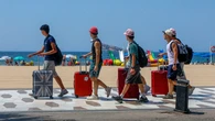 Las vacaciones, más caras este año: el alquiler en la costa se duplica y el coche, solo para privilegiados por el precio del carburante