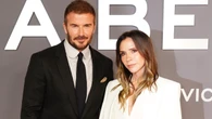 Victoria Beckham impone su elegancia minimalista en el estreno de su serie para Netflix con un impecable look total white