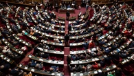 Un asesor del partido que fundó Sarkozy será juzgado por fotografiar las partes íntimas de mujeres incluso en el Parlamento