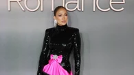 Jennifer Lopez demuestra en Londres que los 56 son los nuevos 40 con el vestido bicolor más impactante de la temporada