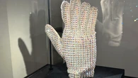 Subastan en París por 113.737 euros un guante que Michael Jackson llevó en 1988
