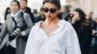 Qué tienen en común los lunares, las botas y la camisa blanca: son tendencias que nunca pasan de moda